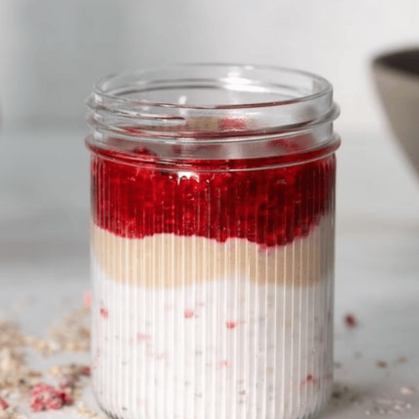 Fruchtiges Zimt-Vanille Beeren Porridge mit Dattel-Karamell 