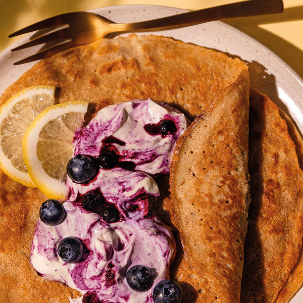Dünne Pfannkuchen mit zitroniger Ricotta-Creme und Heidelbeerkompott