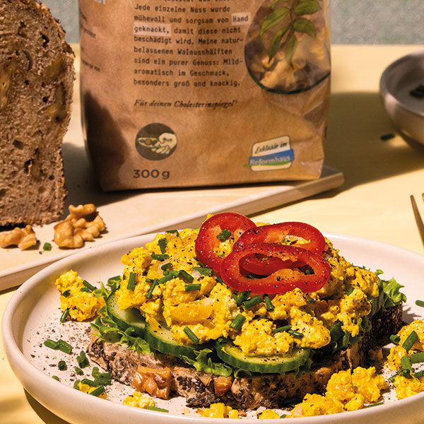 Schnelles Walnuss-Quarkbrot mit Chiasamenkruste und cremigem Rührtofu