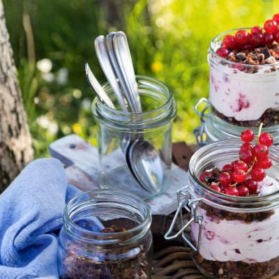 Ricotta-Skyr Cheesecake im Glas mit Johannisbeeren
