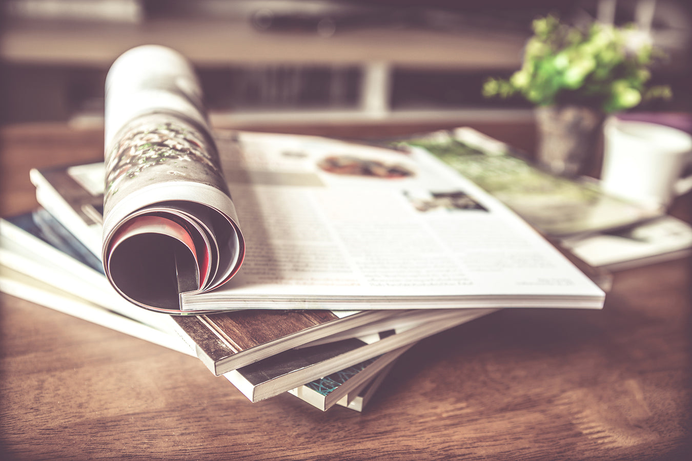 Mehrere Magazine vom Reformhaus aufeinander liegend.