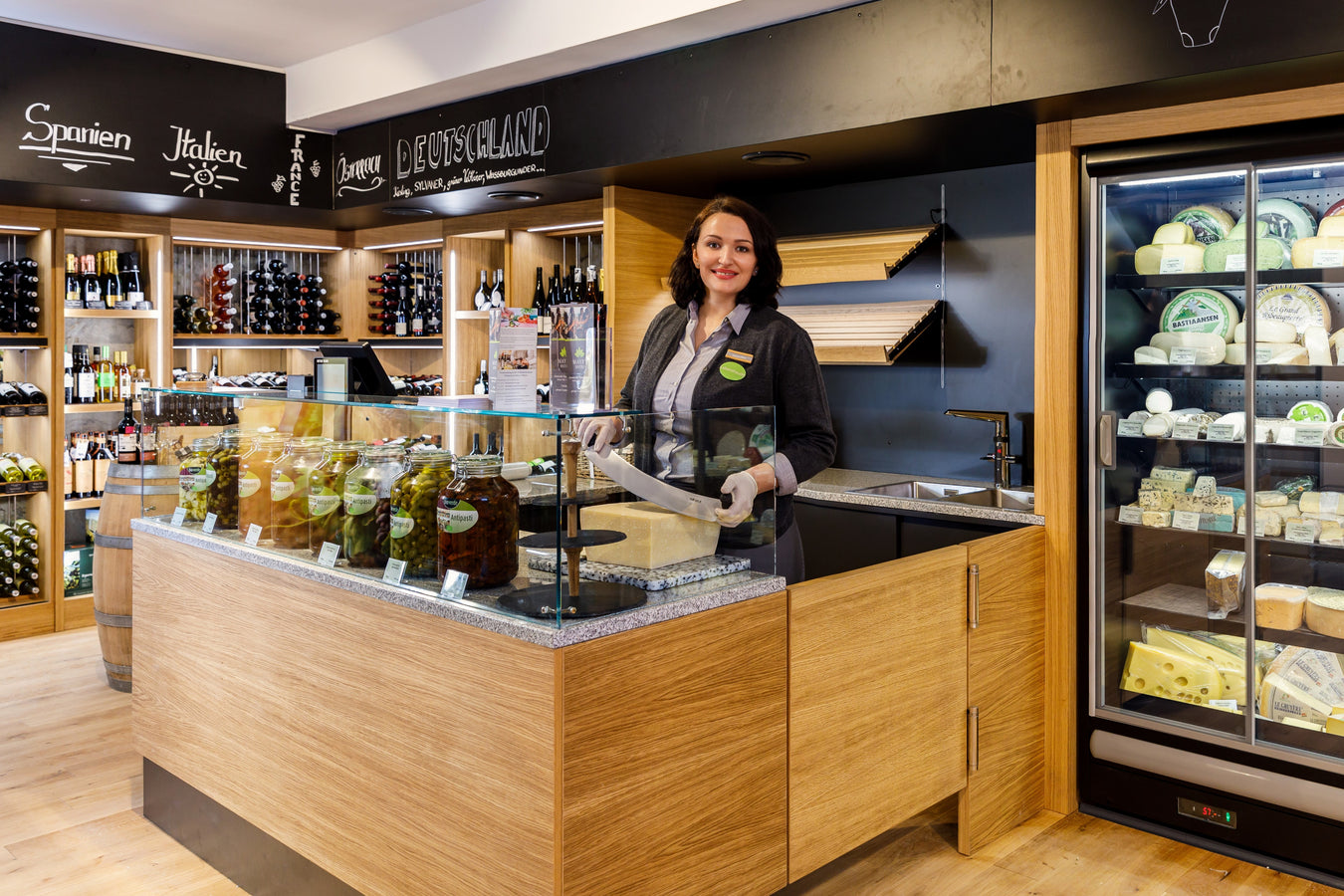 Bild von der Boutique mit dem Link Filialnews und dem Hinweise In Kürze verfügbar