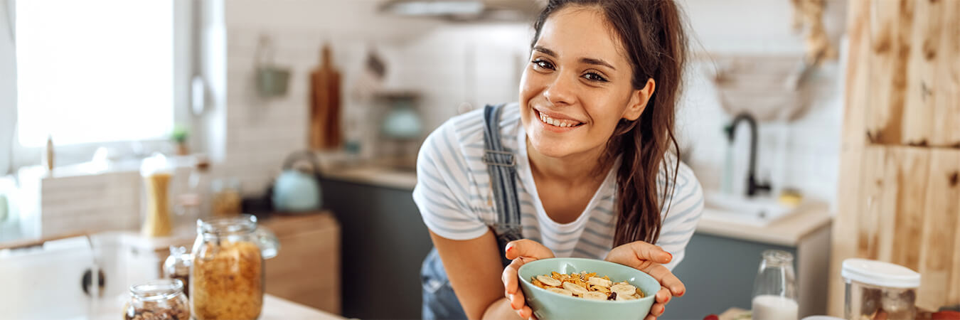 s-h-frau-bereitet-muesli-in-der-kueche-vor-GettyImages-1401541884.jpg__PID:9bc2481f-6900-4475-b73c-bed0276151cf